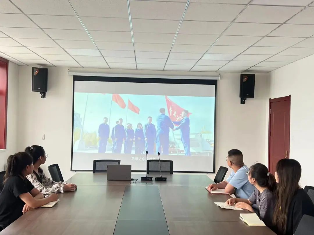 定襄度牛电子商务有限公司团支部集中学习共青团中央印发 《关于加强新时代青年突击队工作的意见》